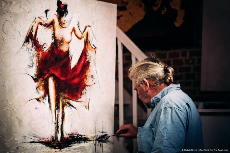 Philippe Cloart peignant une toile dans son atelier