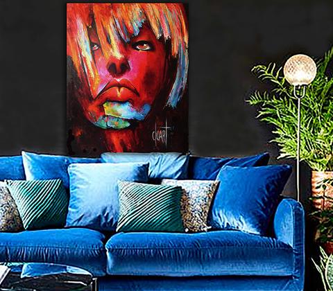 Femme rouge et bleu, tableau de Philippe Cloart, présenté dans un intérieur (mise en situation)